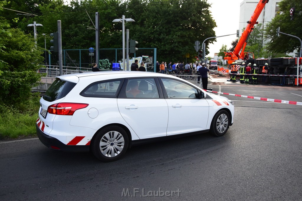 TLF 4 umgestuerzt Koeln Bocklemuend Ollenhauer Ring Militaerringstr P108.JPG - Miklos Laubert